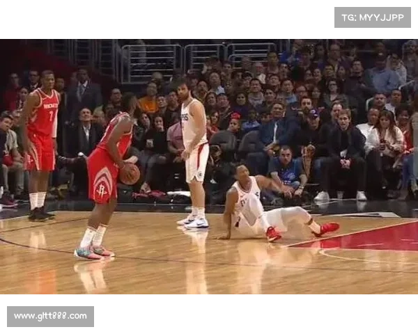 渡边勇大网前假动作巧妙晃倒对手引发全场惊叹掌声